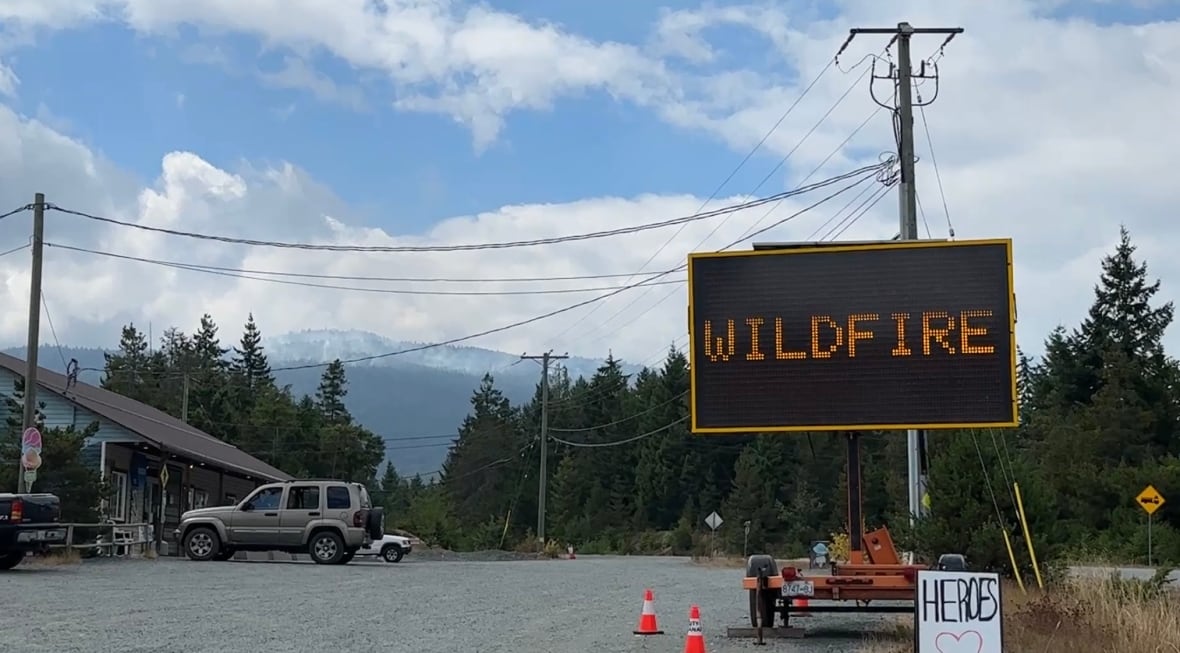 an emergency sign that says wildfire and a smaller sign with a heart that says heroes
