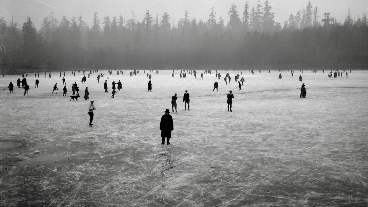 La foto en blanco y negro que hace estadísticas en el estanque de congelado externo.
