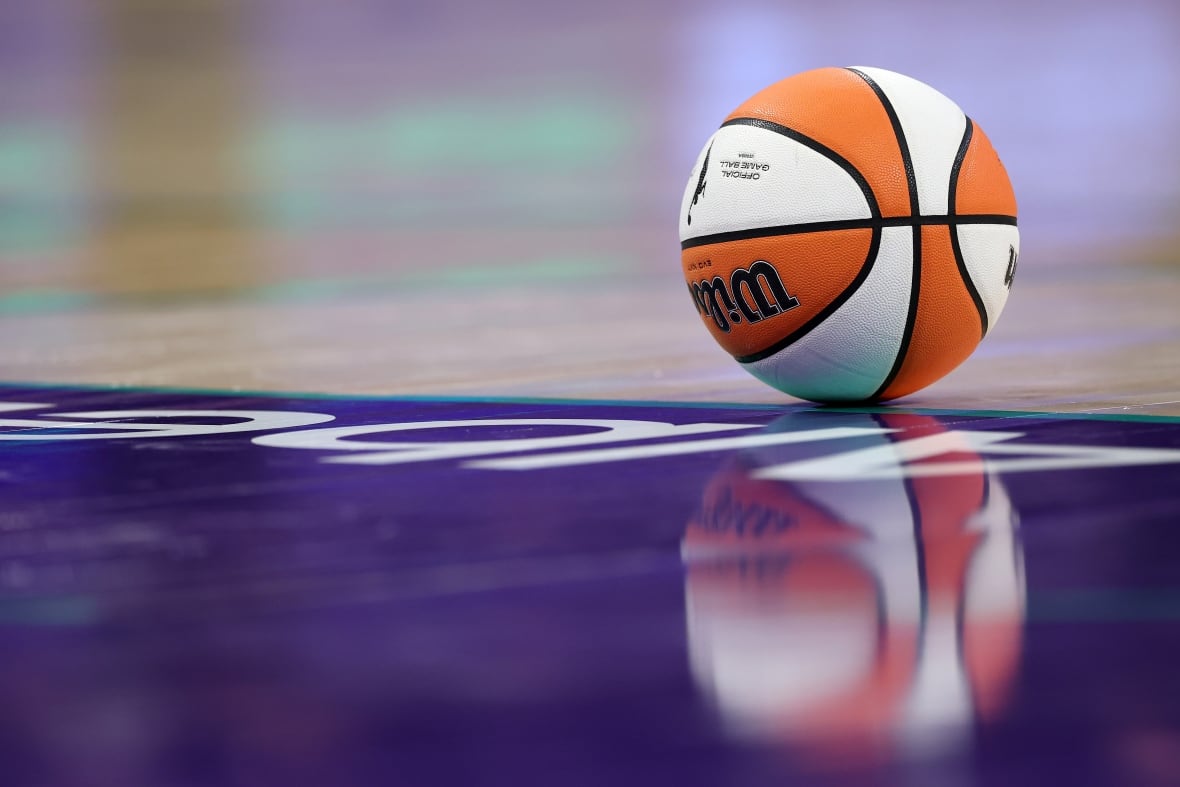 Baloncesto de Juego de la WNBA sentado en la línea de tiros libres.