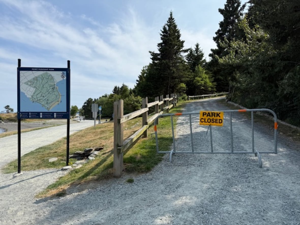 Sign reading "park closed" 