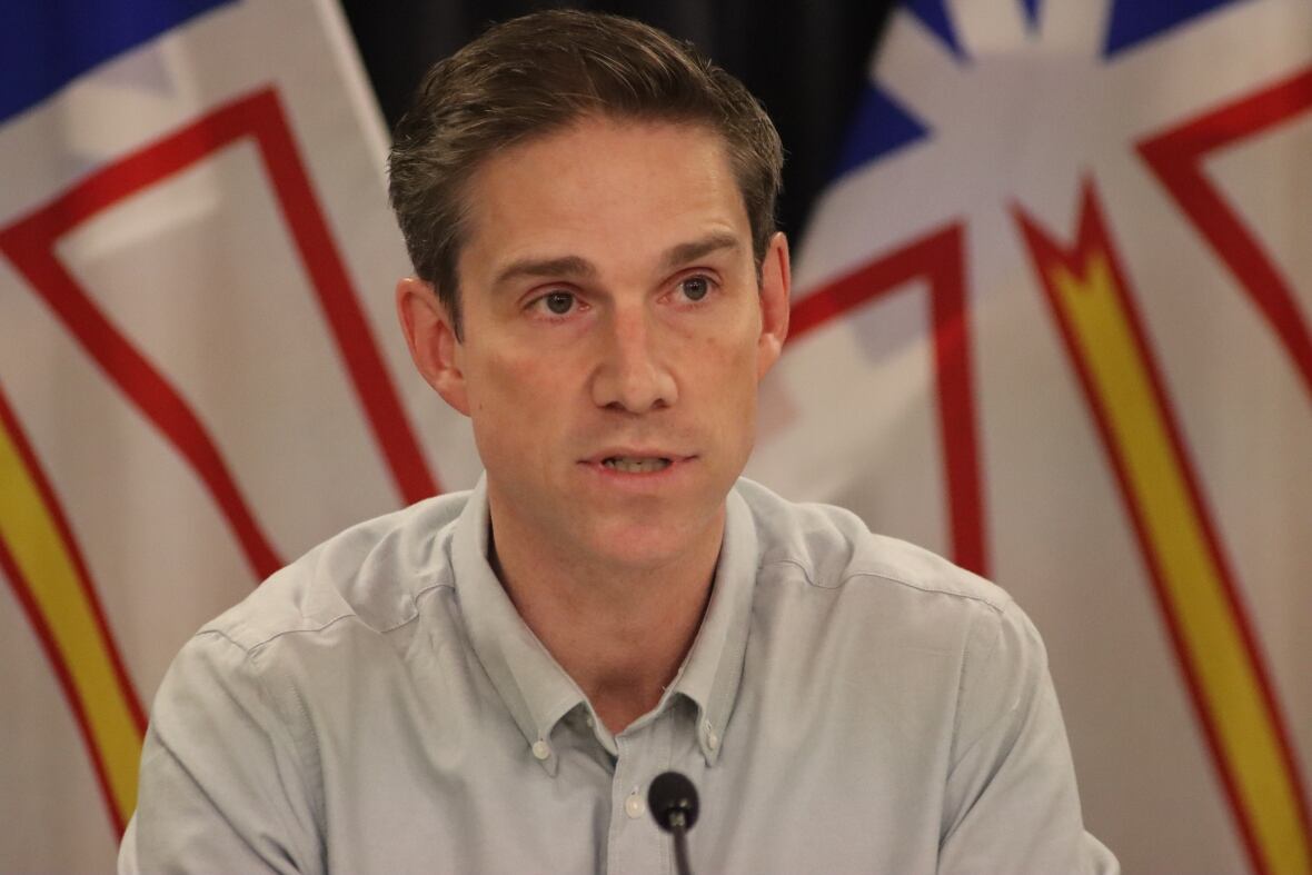 El hombre se sentó frente a Mike