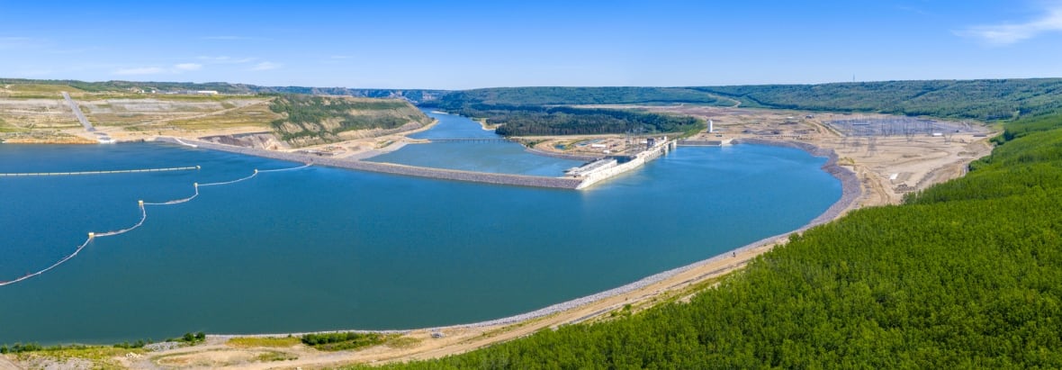 Un depósito como un gran lago.