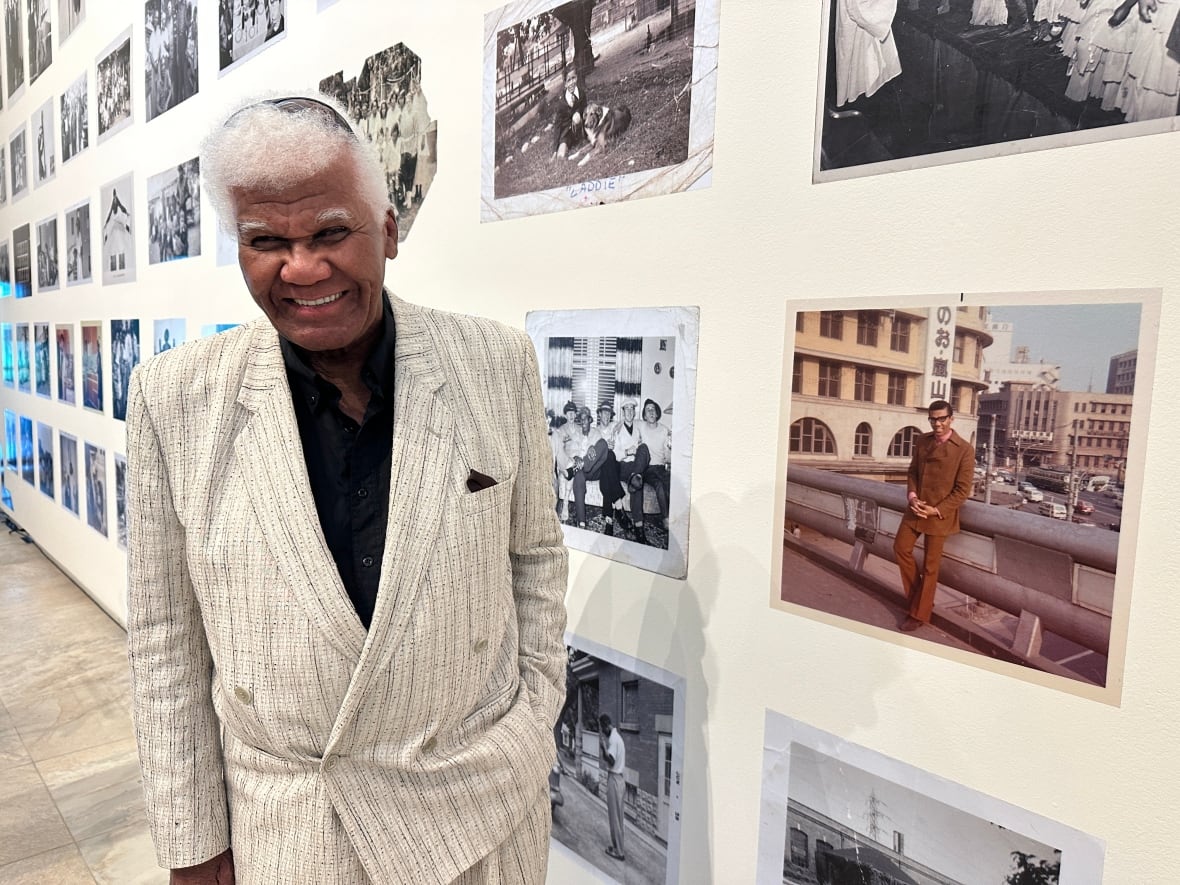 Joey Hollingsworth está ao lado de sua foto enquanto ele excursionava pelo Japão na década de 1960. O sapateador diz que nunca imaginou que veria um dia suas fotos de família serem exibidas em um museu.