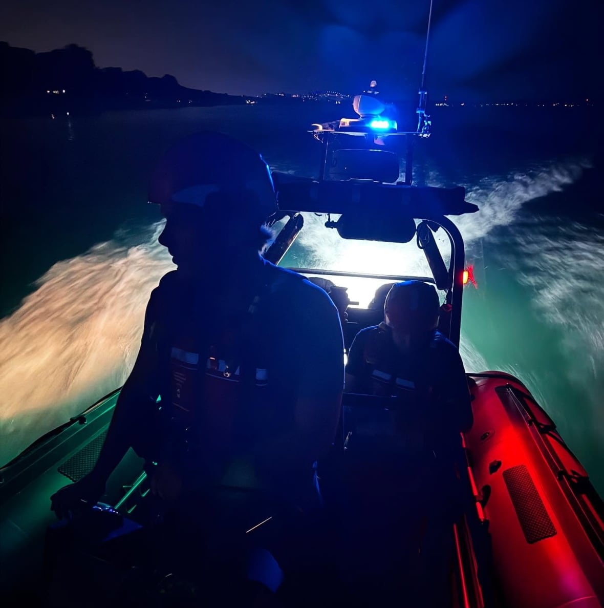 Ontario, Sarnia'daki Kanadalı deniz kurtarma ekipleri, Cumartesi gecesi jet ski kiralayıp geri dönmeyen bir adamı arıyor. Yetkililer, jet skiyi St. Clair Nehri'nin Amerikan yakasında buldu. Adamın ABD'ye yasadışı yollardan girdiği düşünülüyor.