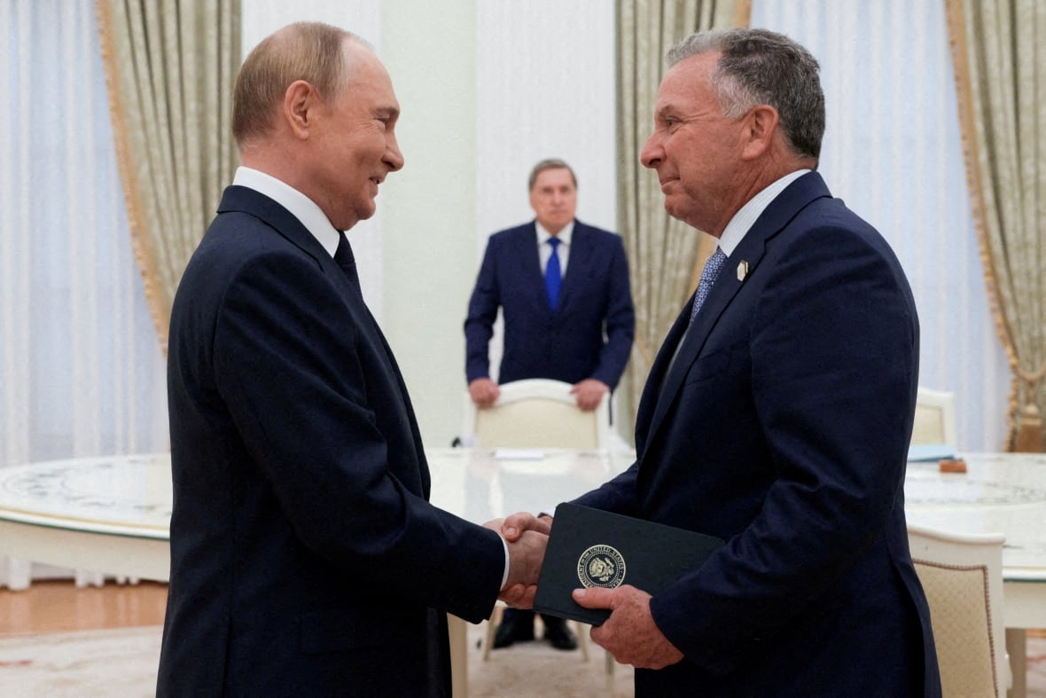 Russian President Vladimir Putin welcomes US President Donald Trump Steve Witkev, Russia, Russia on August 6, 2025. 
