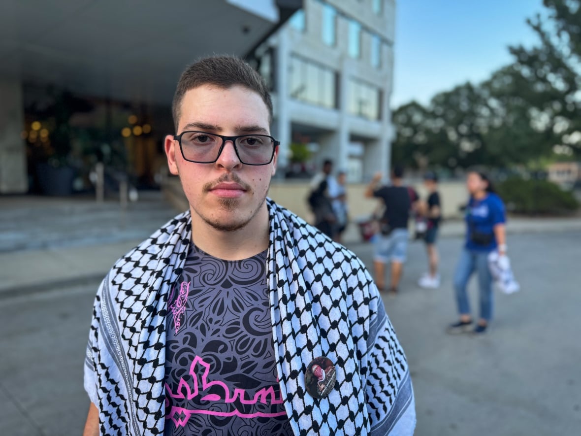 Mustafa Turk frente al Ayuntamiento de Londres, donde los londinenses se congregaron el lunes para protestar por la muerte de seis periodistas palestinos en Gaza a causa de un ataque aéreo israelí.