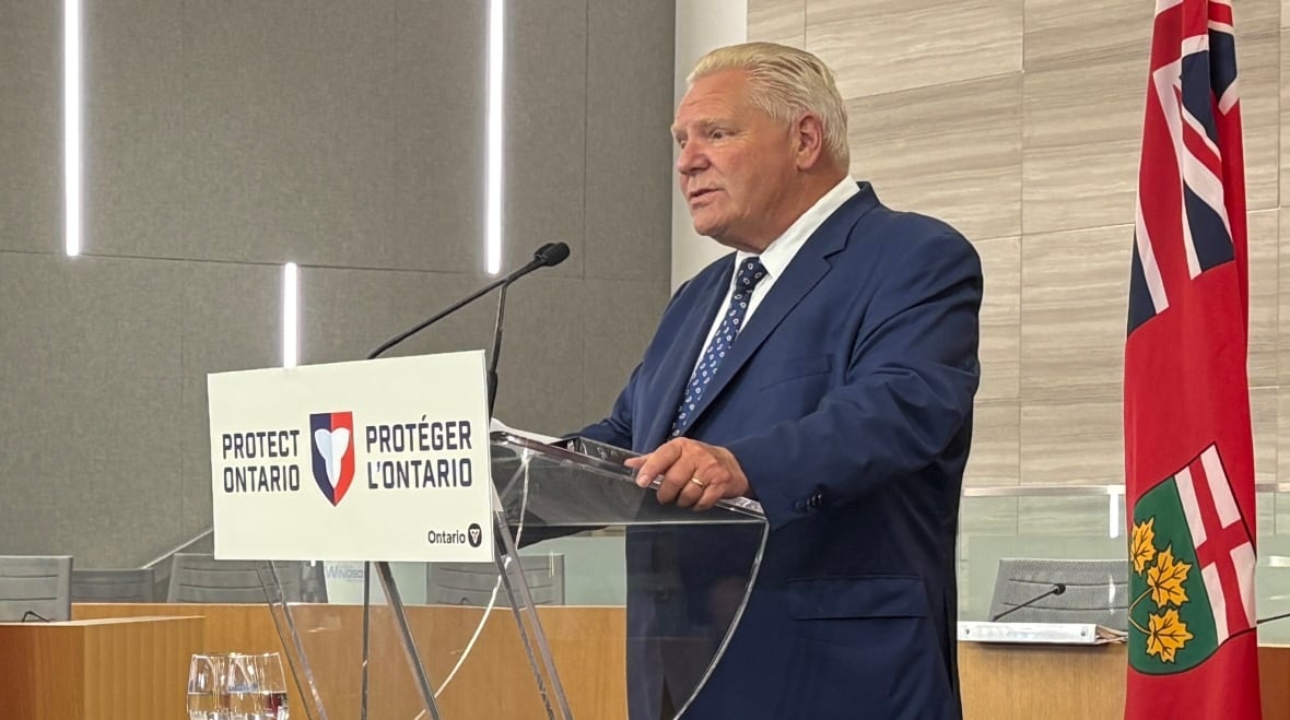 Il premier dell'Ontario Doug Ford parla a Windsor, Ontario, il 12 agosto 2025, quando promette di introdurre una legge per regolamentare la sperimentazione sugli animali.