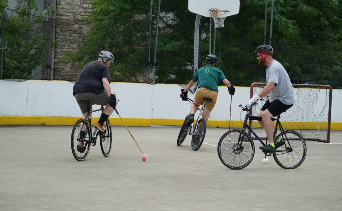 Tre persone che giocano a bike polo