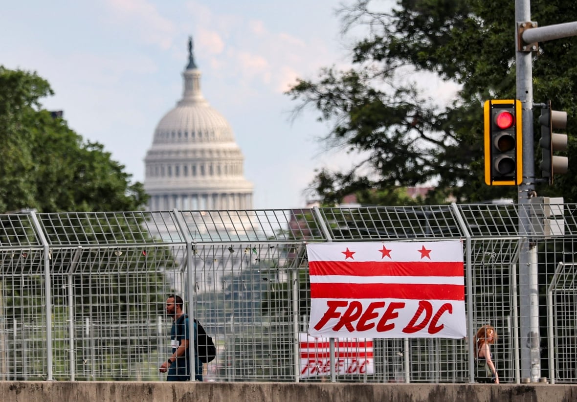 A banner depicting Washington, DC, knowledge of reading a text "Free capital" Hanging from a bridge in the American capital.