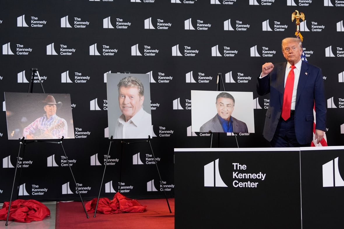 Trump enthüllt Porträts von George Strait, Michael Crawford und Sylvester Stallone.
