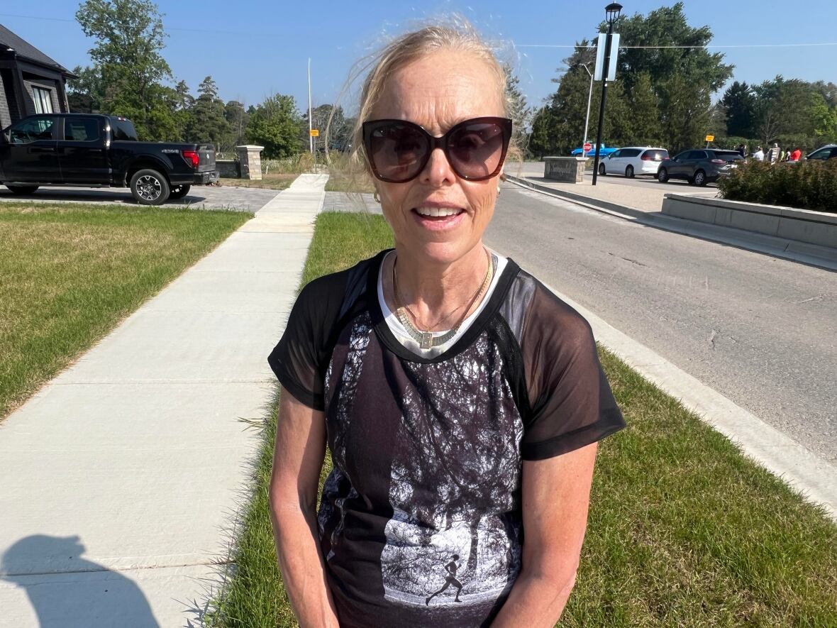 Linda Wilson mieszka na nowym osiedlu przy Sunningdale Road West. Choć nie cieszy się z opóźnień w budowie, twierdzi, że modernizacja drogi jest bardzo potrzebna.