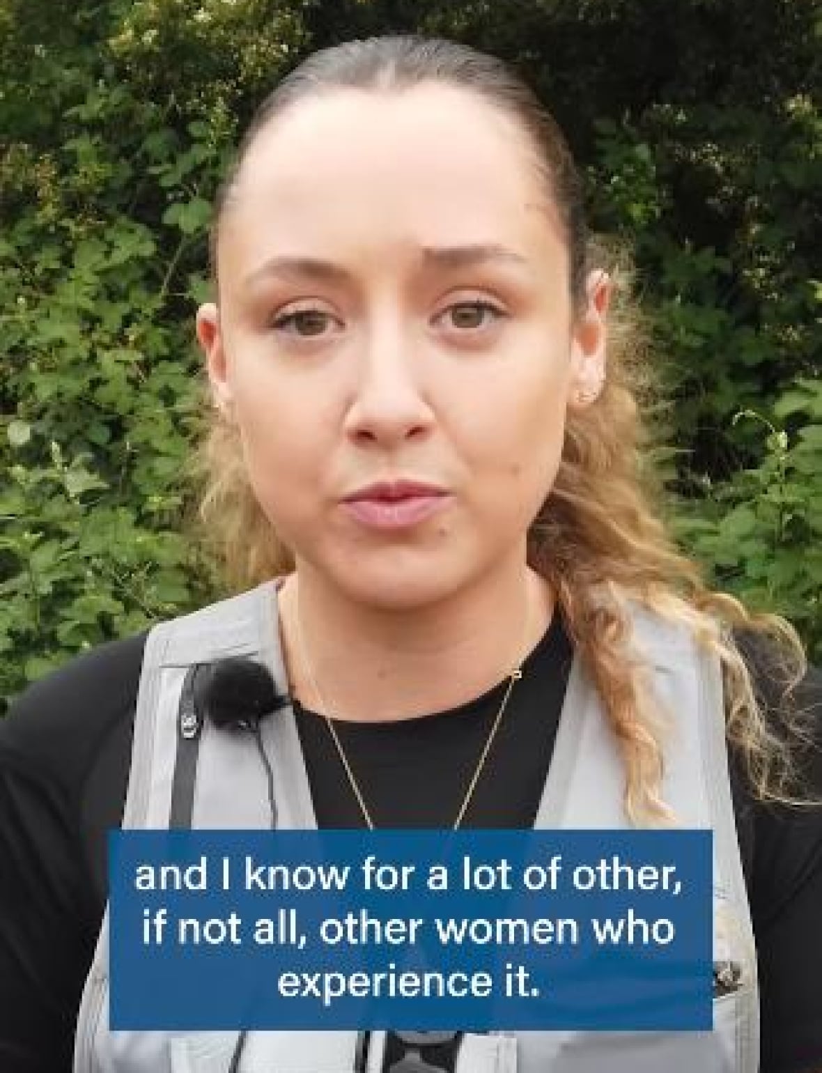 The fixed image shows a woman speaking towards the camera. He says an overlapping text 