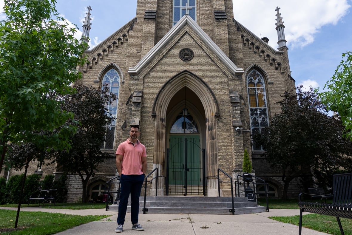 Niezręcznie zmieniający się klimat polityczny w jego rodzinnym stanie Teksas, sprawił, że pastor Joshua Lawrence przeprowadził się do London w Ontario, gdzie pełni posługę w Zjednoczonym Kościele Pierwszego Kościoła św. Andrzeja.