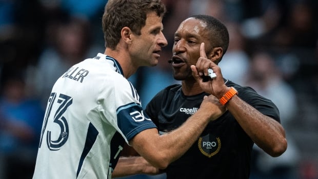 Thomas Müller interacting with referee