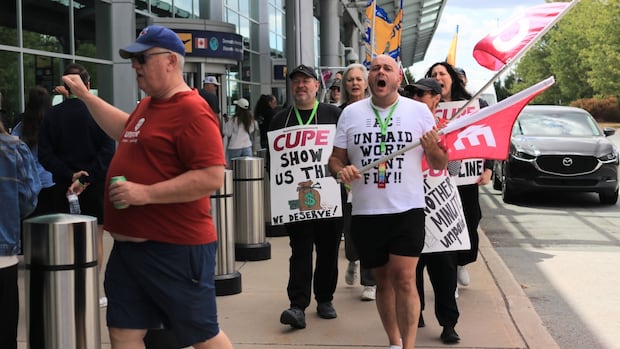 ‘Until the bitter end’: striking Air Canada Stewardessen Defiant on Halifax Picket Line ‘Until the bitter end’: striking Air Canada Stewardessen Defiant on Halifax Picket Line