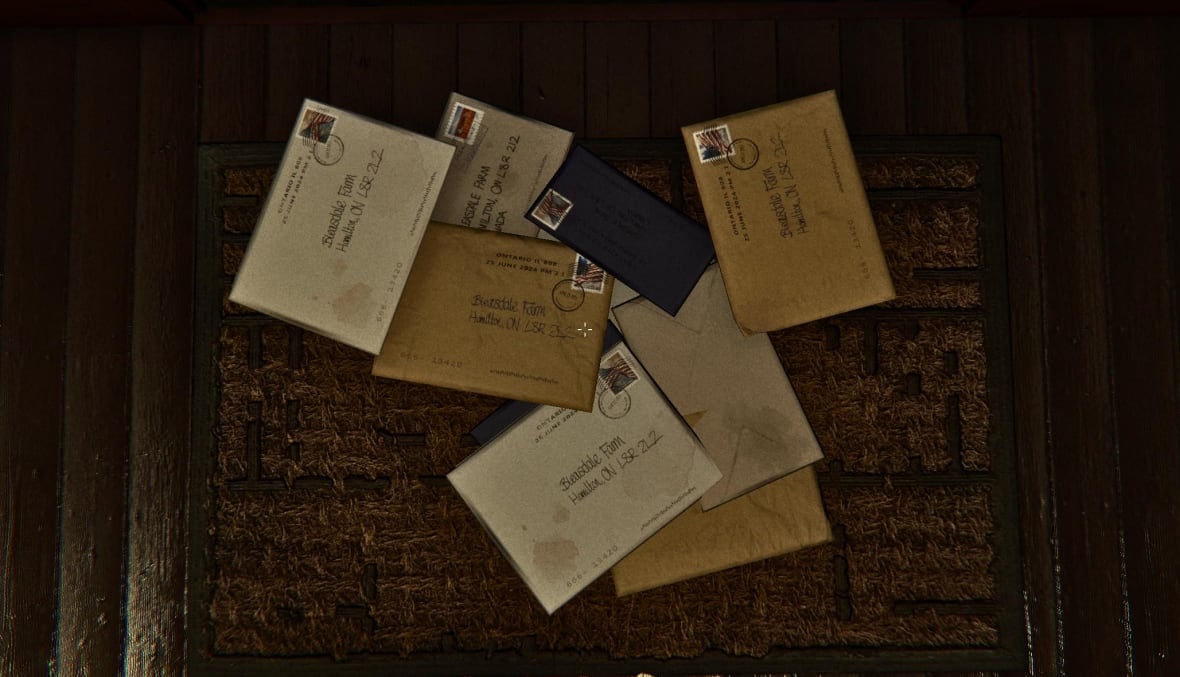 Diverse lettere sparse su uno zerbino.