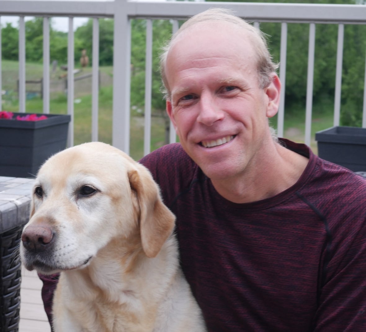 Um homem com um Labrador Retriever
