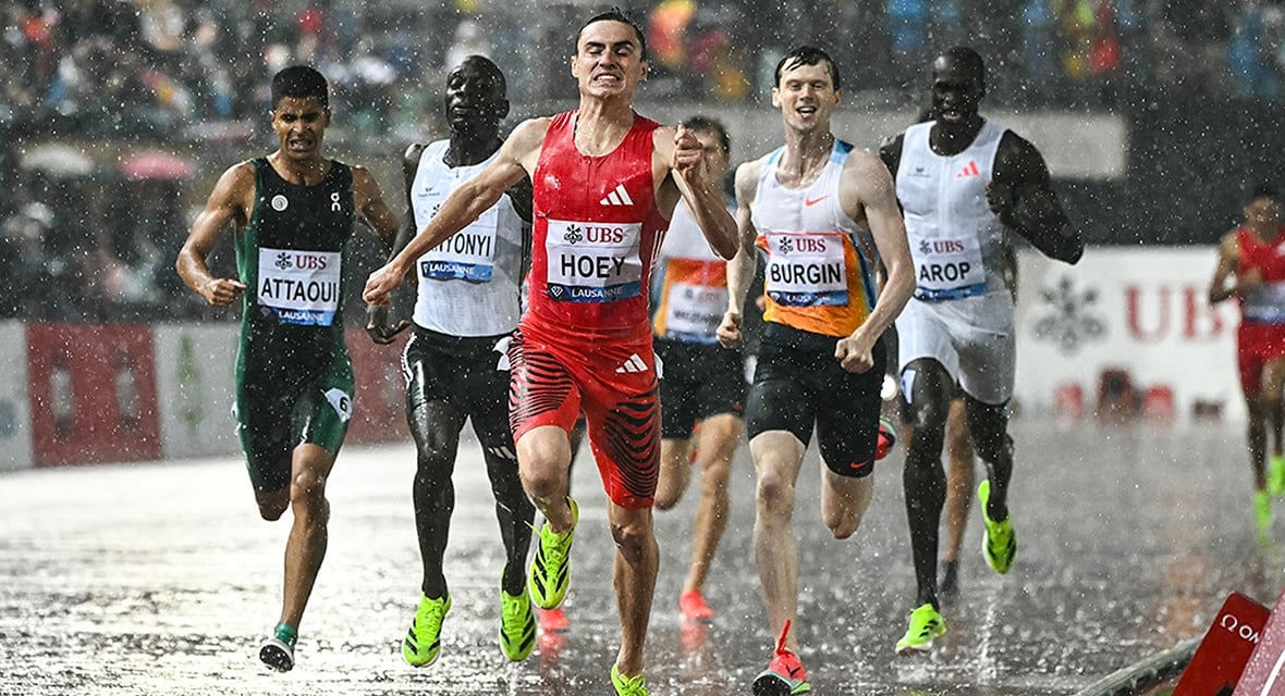 El corredor de media distancia estadounidense Josh Hoey cruza la línea de meta para ganar los 800 metros masculinos en el torneo de pista y campo Athletissima en el Stade Olympique de la Pontaise en Lausana, Suiza, el 20 de agosto de 2025.