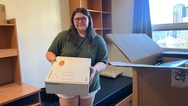 Move-in day marks the start of a new chapter for hundreds of 1st year TMU students | CBC News