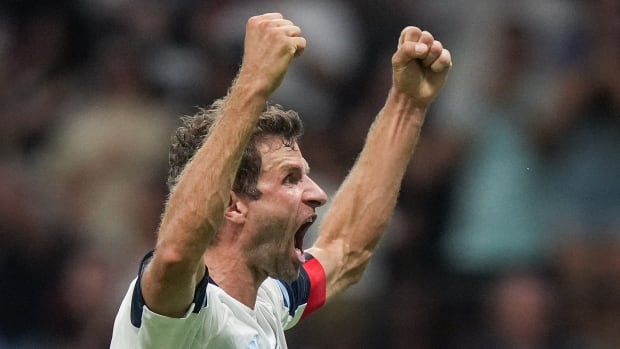 Thomas Müller celebrating