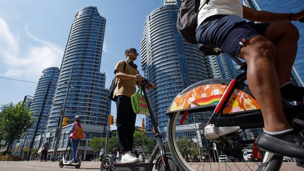 Riding an e-bike in Toronto? Police are hitting the streets to make sure you're doing it legally | CBC News