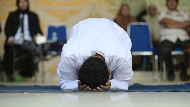 Publicly tested men by Indonesian Muslims to kiss and kiss Publicly tested men by Indonesian Muslims to kiss and kiss