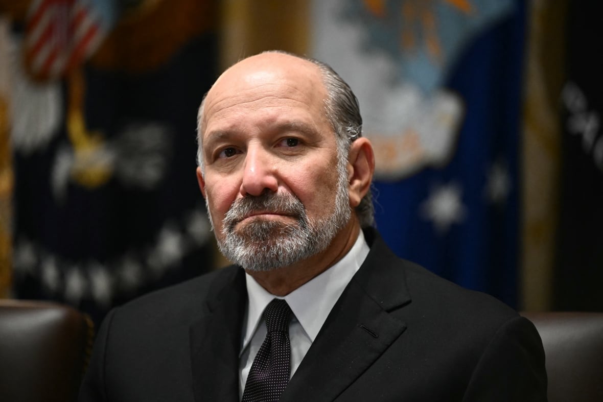 Um terno e gravata que um homem barbudo careca é mostrado em close -up.