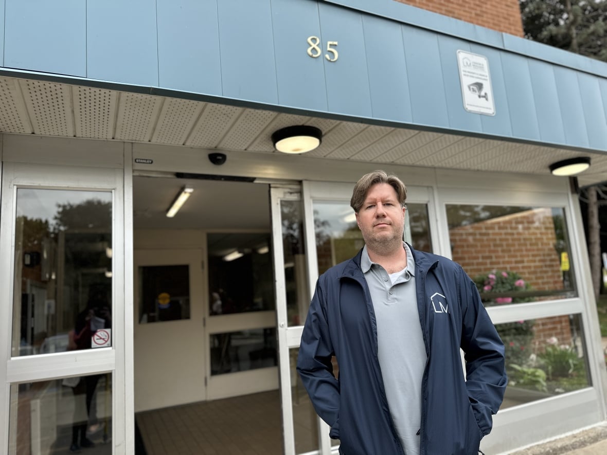 Matt Senechal jest rzecznikiem London and Middlesex Community Housing. Mówi, że w tym roku w budynku przy ulicy Walnut 85 przeprowadzono już około 290 zabiegów zwalczania szkodników, a LMCH zatrudniło dwie nowe firmy zajmujące się zwalczaniem szkodników, aby przyspieszyć ten proces. Agencja pracuje tak szybko, jak to możliwe, aby odpowiedzieć na obawy lokatorów.