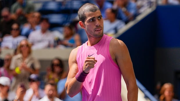 Carlos Alcaraz brushes aside mid-match knee concern to reach U.S. Open 4th round