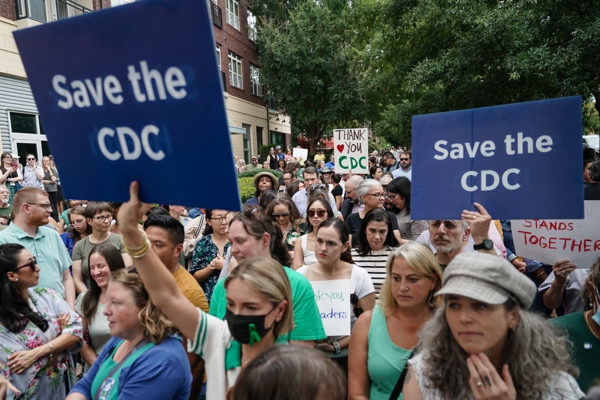 A crowd of employees and supporters, the American Centers for Disease Control and Prevention, carrying signs and applause for joy and honoring many senior leaders who resigned from their roles after the Trump administration Susan Monarerez, director of the Center for Disease Control, launched.