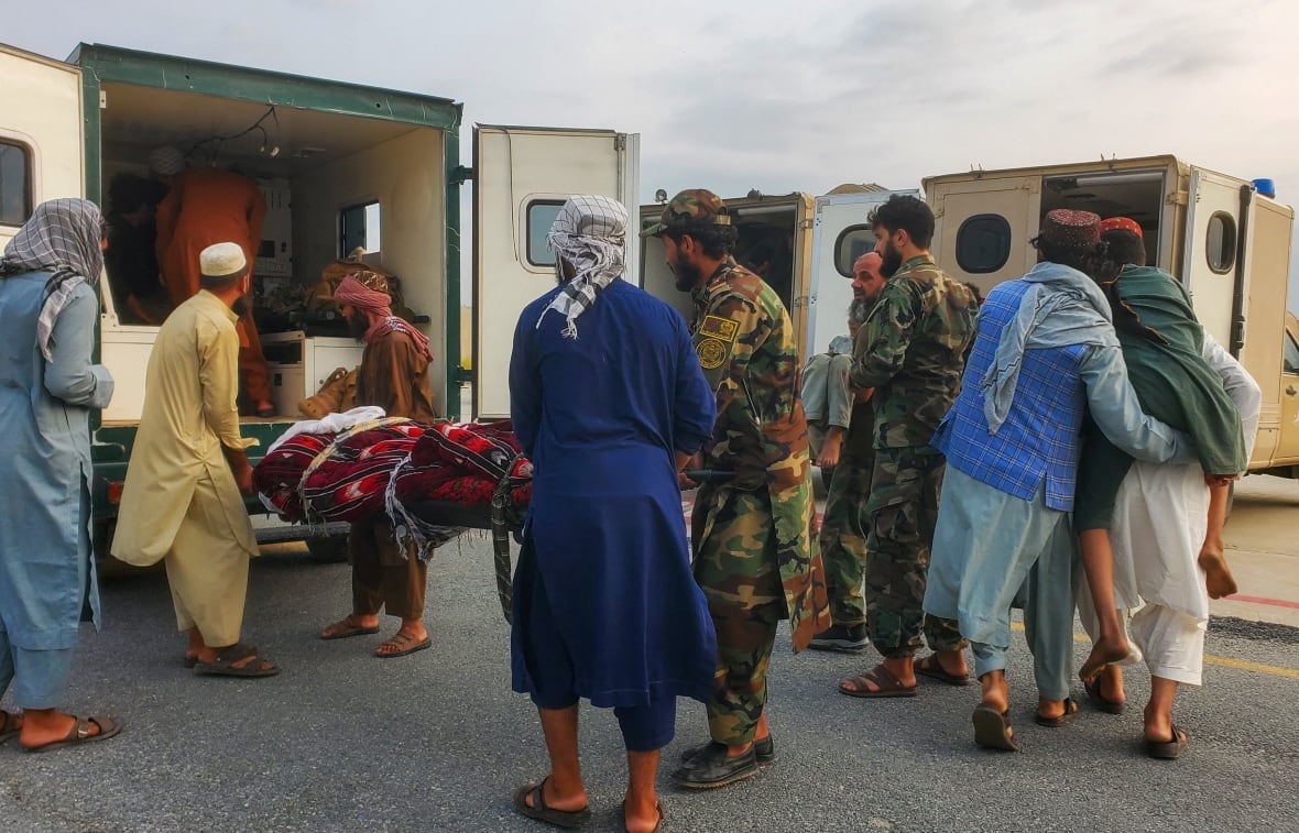 The soldiers and civilians in the Taliban carry the victims of the earthquake to an ambulance