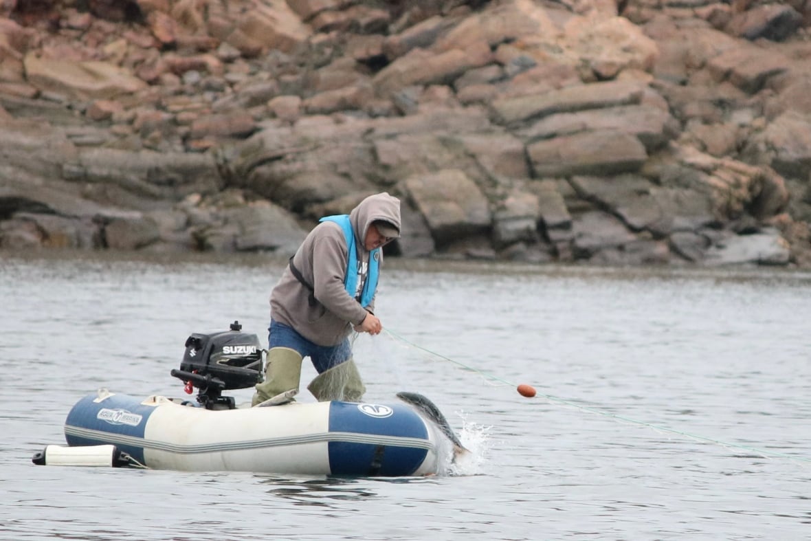 Man cut the fish in his raft