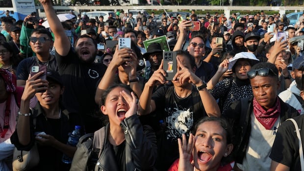 Indonesia across the country puts its president in the test Indonesia across the country puts its president in the test