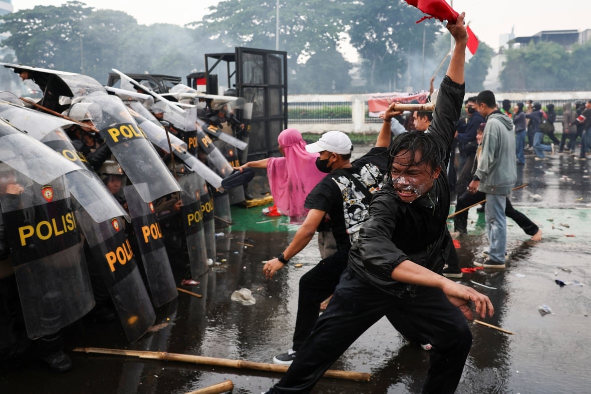 The demonstrators collide with the riot police.