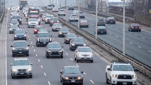 Toronto traffic, transit congestion likely to worsen with in-office mandates: experts | CBC News