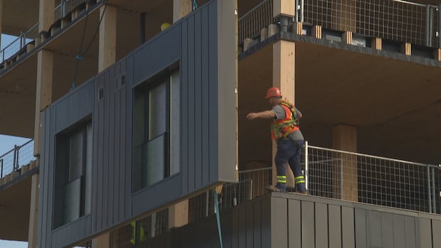 Slowing housing market will trigger construction job losses, Ontario builders group says | CBC News