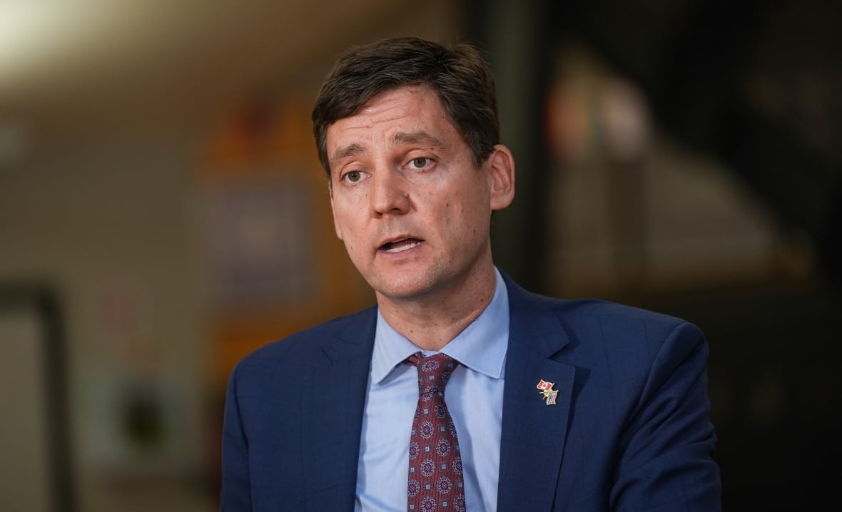 El primer ministro de BC David Ab habló durante una conferencia de prensa en la Escuela Secundaria Clayton Heights en BC el jueves 4 de septiembre de 2025.