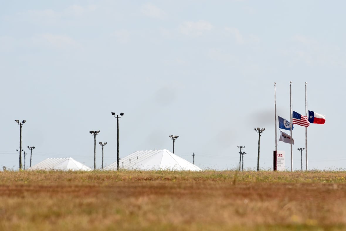 It is seen as a white roof and a climax over a field with the flag of the United States and Texas.