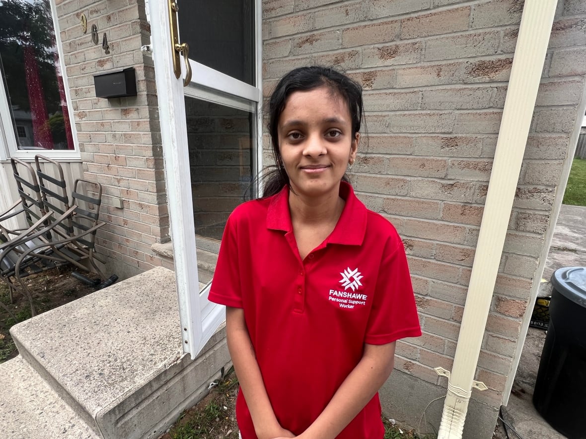 Deeya Acharya concluiu seu curso no Fanshawe College. Ela disse que, embora os aluguéis de quartos em casas de estudantes possam ter facilitado a vida de alguns, ela ainda não viu preços abaixo de US$ 1.700 por mês para um apartamento de um quarto.