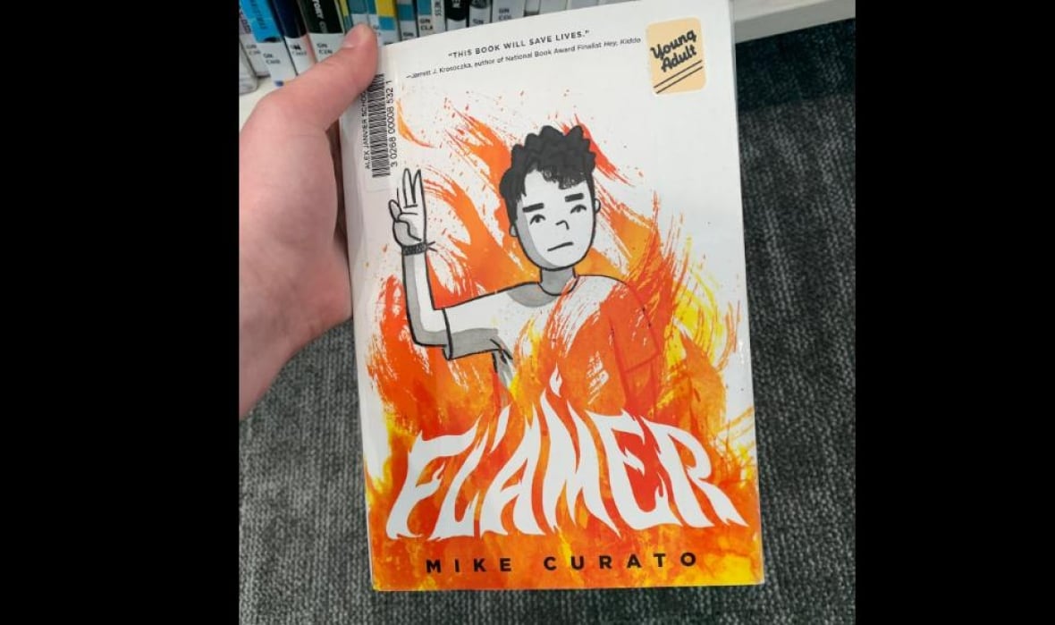 Una copia de una novela gráfica prohibida común.
