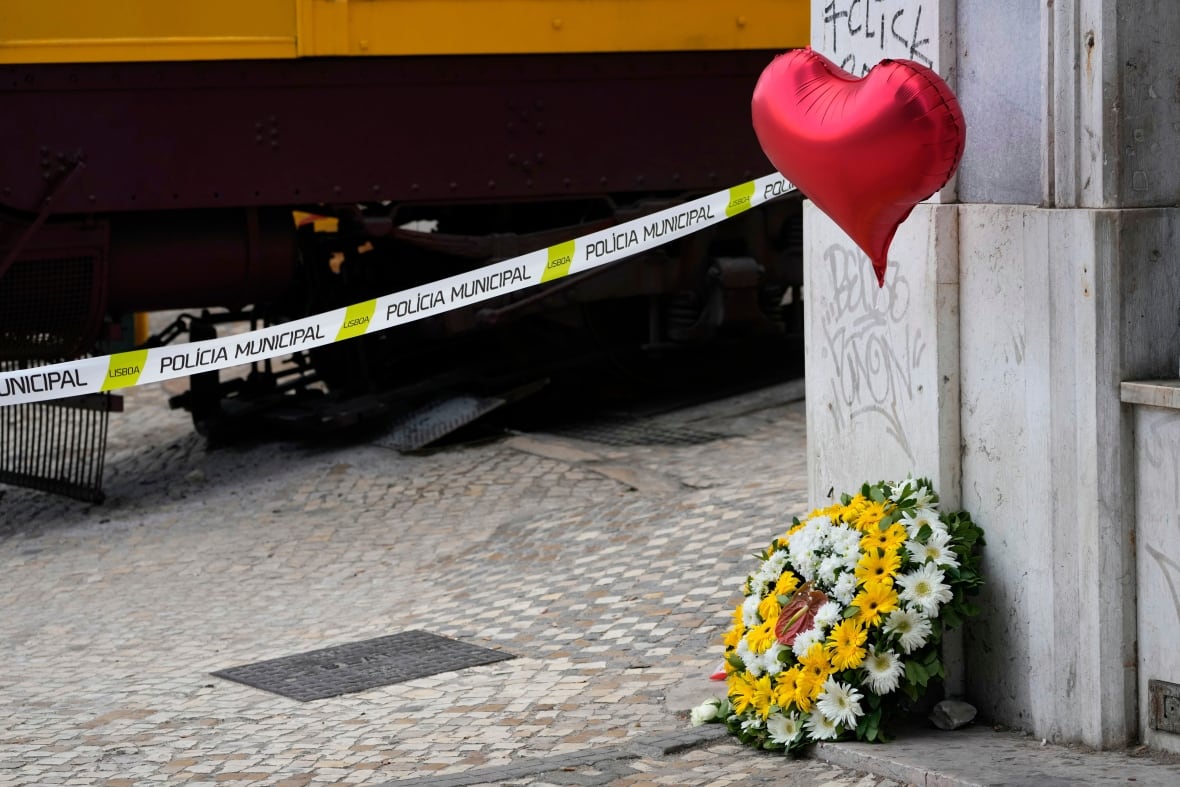 The heart balloon and wreath are displayed on Medina Street.