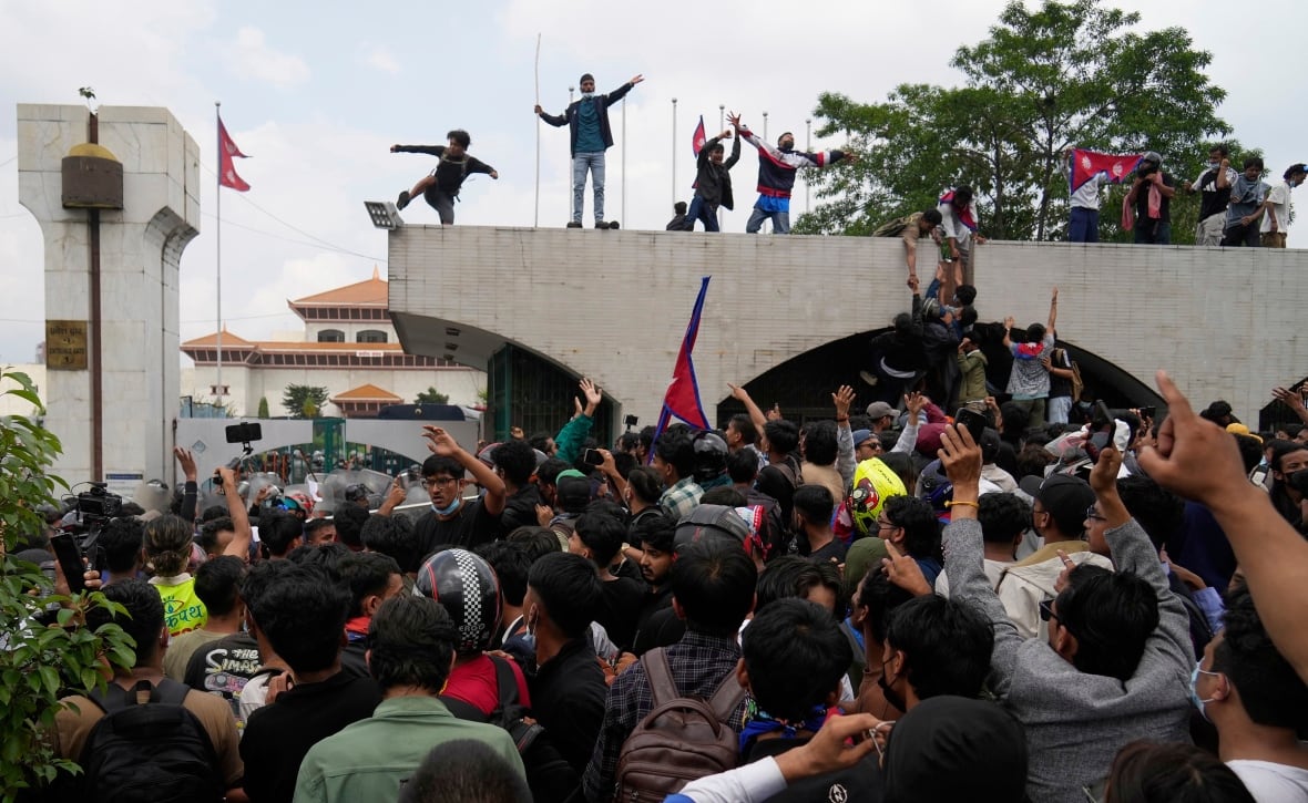 Many people were shown in the crowd in a material demonstration, and some people standing above cover.