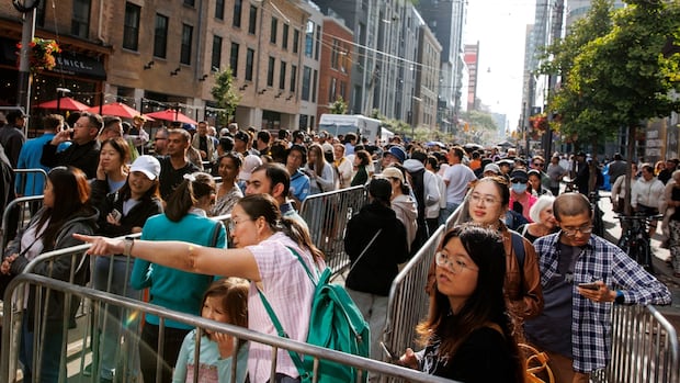 Movie lovers wait for hours to see, purchase films at TIFF | CBC News