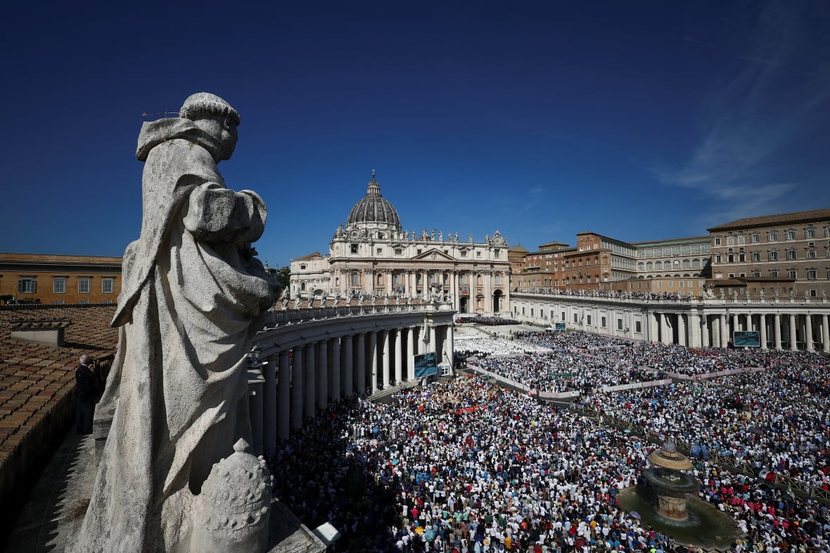 Aerial image must collect tens of thousands of people outside the Vatican step
