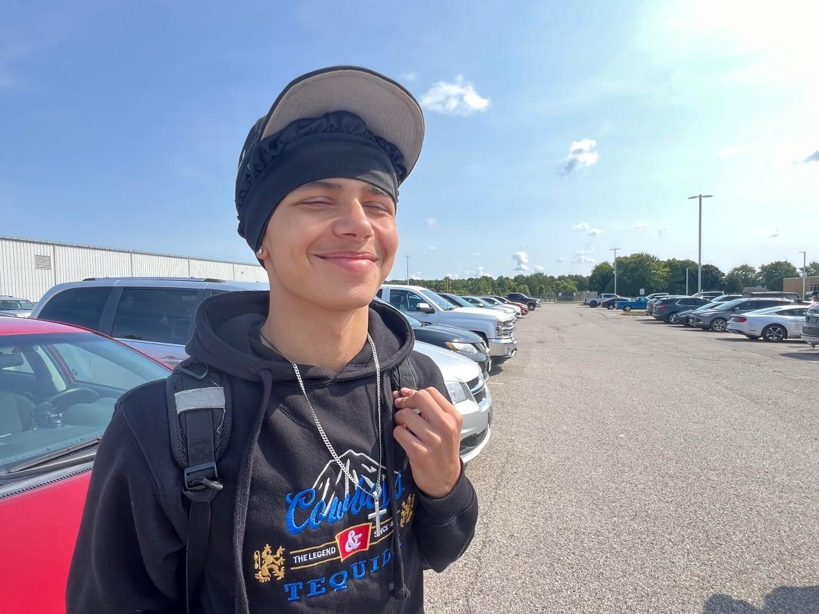 El estudiante Tyrell Waynerbettencourt dijo que a pesar de la presencia de detectores de vaporizador, vapear en el baño sigue siendo común en el Strathroy District Collegiate Institute.