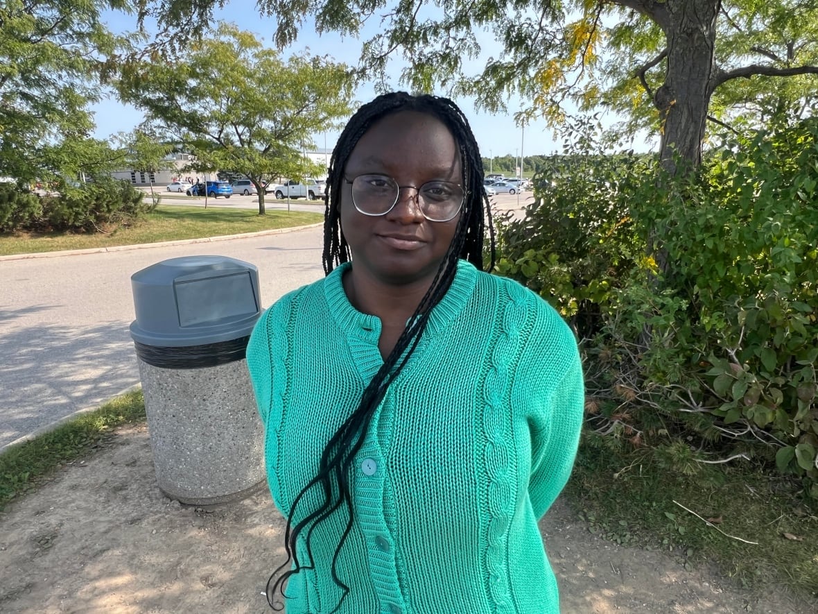 Success Ojoibukun, estudiante de 12.º grado, no quiere estar expuesta al humo de cigarrillo electrónico de segunda mano mientras usa los baños de la escuela.