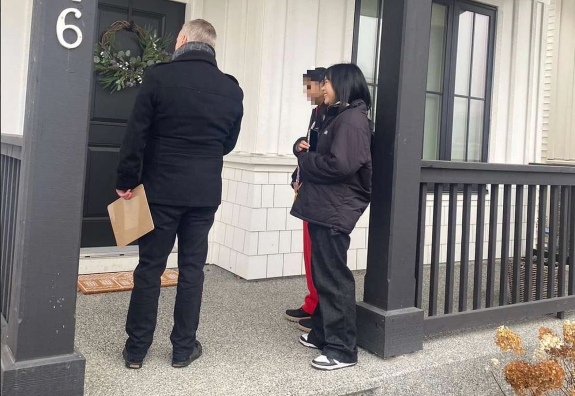 Kapetch dit que les étudiants étaient accompagnés par le personnel de campagne et ont fait du porte-à-porte dans toute la circonscription de Cloverdale-Langley City.