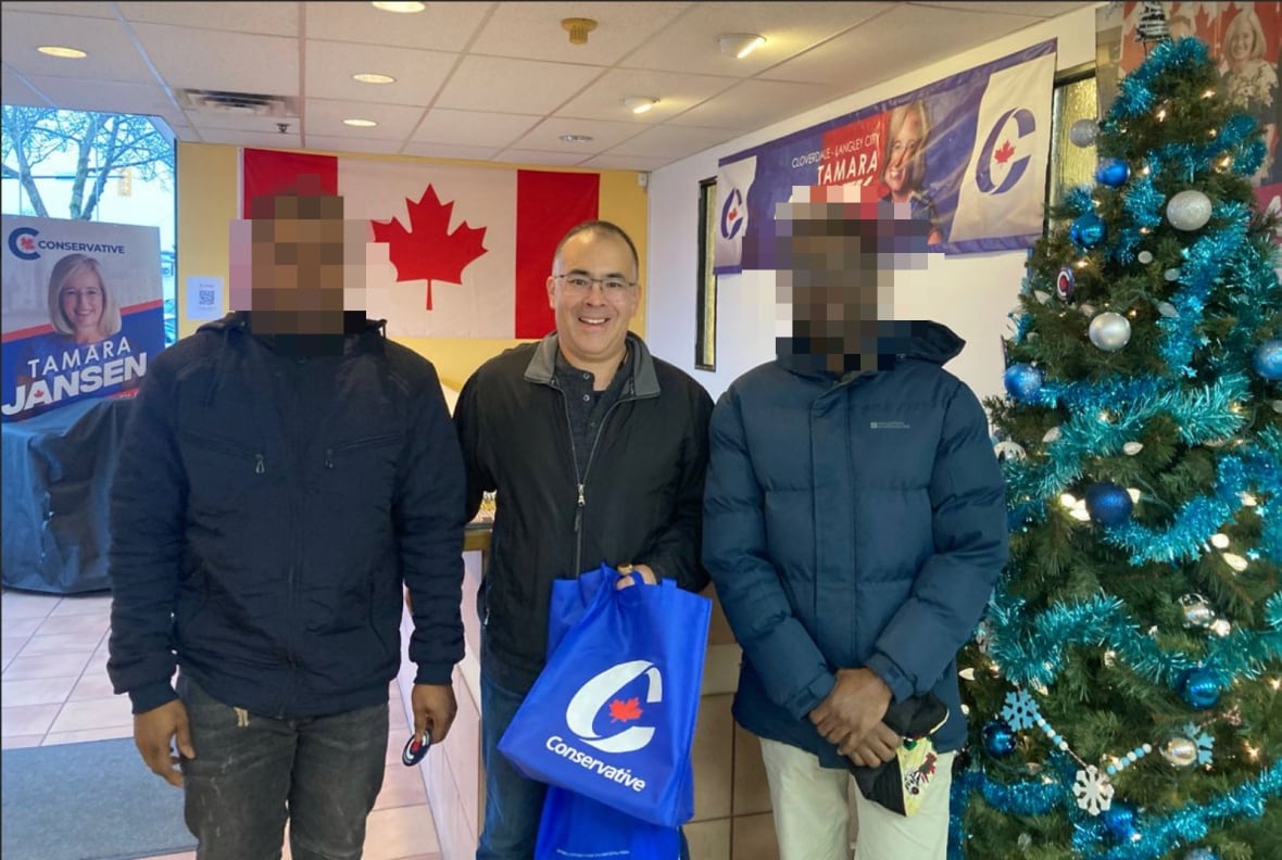 Les étudiants ont déclaré qu'on leur avait demandé de soumettre des photos de leur passage au siège de la campagne à l'école comme preuve de leur présence.
