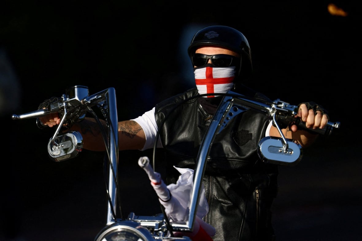 The driver of the motorcycle, wearing a face mask in the English flag, passing in Bell Hotel, after the British government found a court ruling for success in the Epiping, Britain, in 2025. 