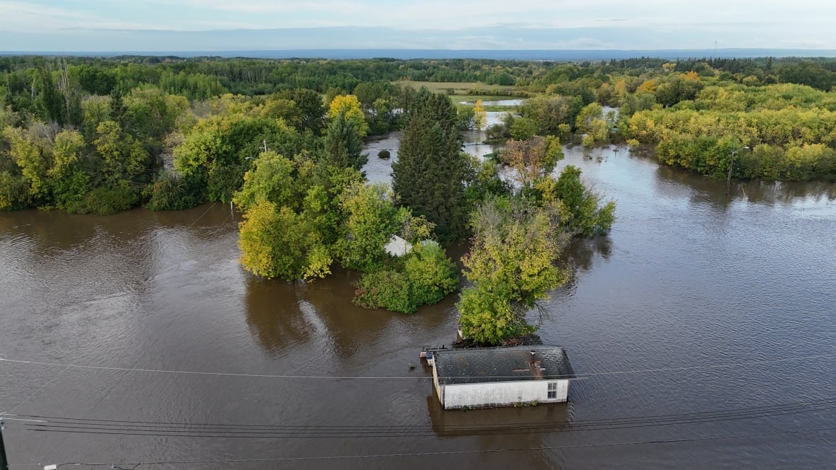 Un edificio blanco está rodeado de agua.
